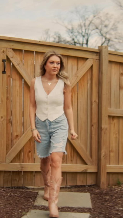 I hope y’all are all ready to cry cause the music video for “New Her” drops THIS FRIDAY and it’s an emotional one!!! 🥹

#musicvideo #countrymusic #youngeryou