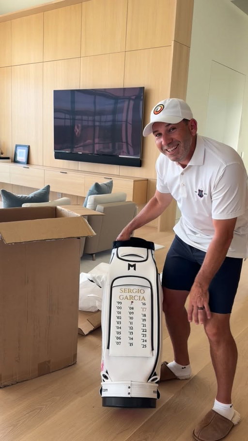 Sergio Garcia reacts to his 1 of 1, hand painted bag for his 27th appearance at The Masters

Artwork by @n.elyse23 

Thanks for the awesome opportunity @thesergiogarcia and @fireballsgc_ 

#golfbag #golfgear #golfequipment #progolfer #mnmlgolf