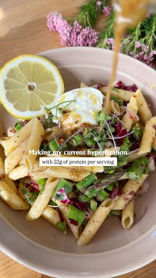 The protein-packed pasta salad we have literally eaten 3x this week 😃 with @eatbanza ‘s NEW Wheat Protein Pasta🍴 Pretty enough for brunch, practical enough for lunch, and packed with 22g of protein and 7g of fiber per serving! 🌱 This pasta is made with semolina wheat and chickpeas 🌾and it tastes exactly like traditional pasta. We are all obsessed over here. Comment PASTA for the recipe! #banzapartner