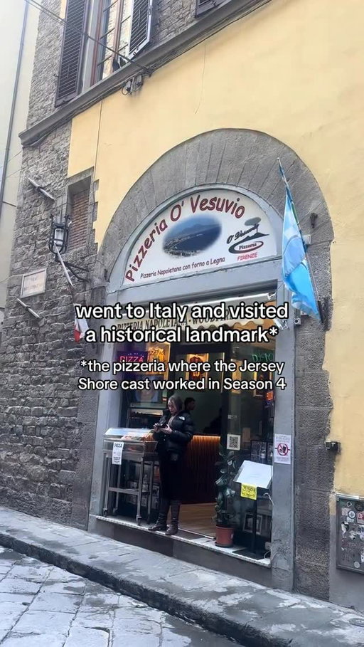 went to Italy and obv had to go to the pizzeria where the Jersey Shore cast worked in Season 4 bc culture 🍕🇮🇹🤌

📍 Pizzeria O’Vesuvio - Via dei Cimatori, 21r, 50122 Firenze FI

#thejerseyshoregirl #jerseyshore #italy #florence #firenze