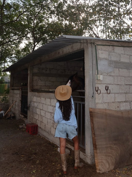 La foto of my tía and I at the end🤍 so happy I can give my kids the same memories I had en el rancho.