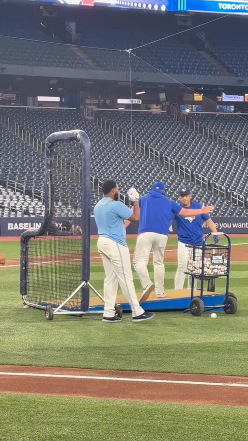 Not sure how many MLB managers throw BP to their team, but I think it is cool that John Schneider always throws BP. This is Monday afternoon before the Dodgers game. After his last pitch to Vlad Jr. And YES…even Vladdy picks up his own baseballs after BP. 👍🏻 

@bluejays