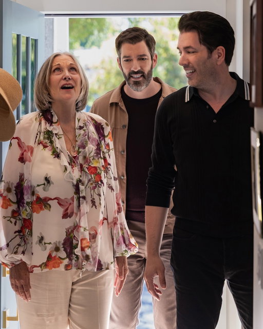 This week on Property Brothers: Under Pressure, Drew and Jonathan helped Mary find a fixer-upper to make into the perfect coastal-inspired home worthy of a Nancy Meyers film. See the transformation at the link in bio!