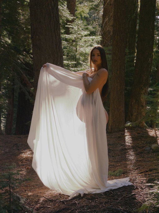 Does this bedsheet make me look pregnant? 🌲 necessary bump photos courtesy of @phlowapp & @zackkalter