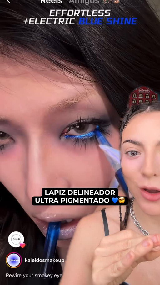 Probando el delineador más brillante y pigmentado del mundo 💙🤯 es de @kaleidosmakeup y se llama “Miss Matrix”. Probamos mas? #makeuphacks #makeup
