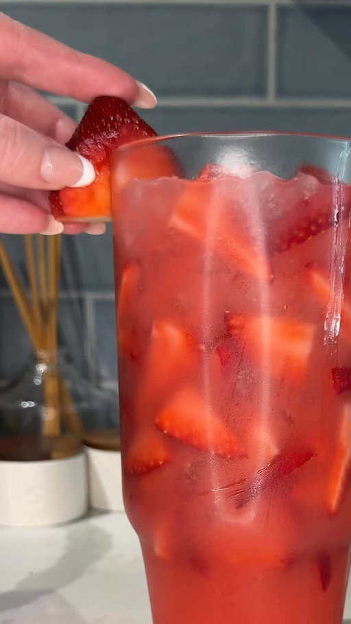 this @javvycoffee protein refresher is the perfect pick-me-up before dinner 🍹🍓 #javvypartner