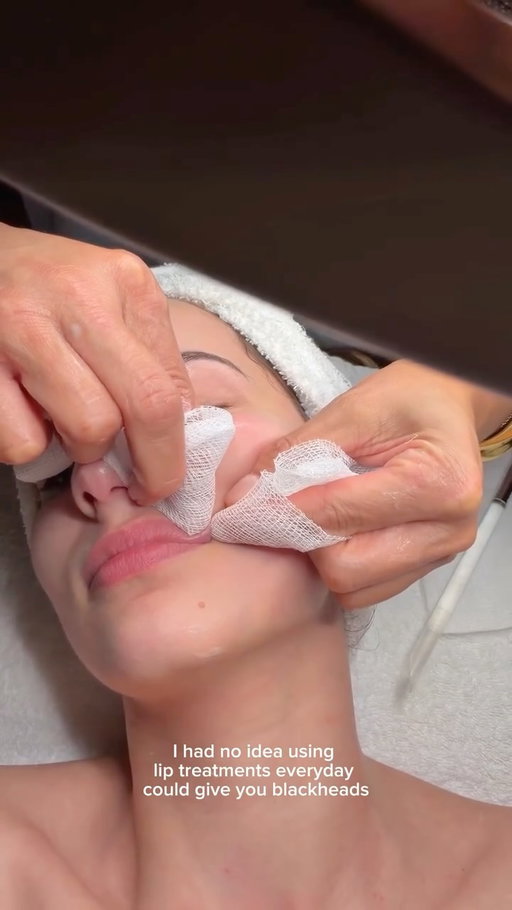 Always love when @sarahpalmyra comes into the studio 🤍 Here's a little tip from our facial about the importance of exfoliating around your lips if you are someone that wears lip products
