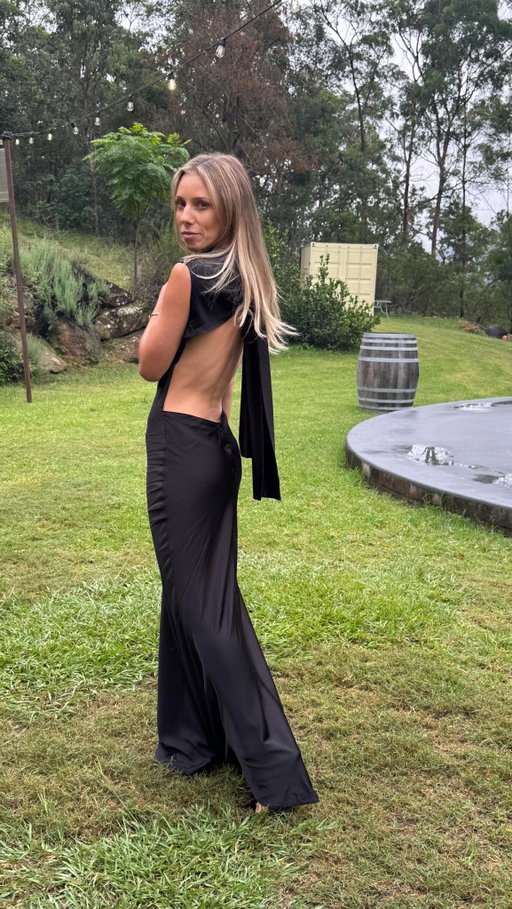 THE FINAL OUTFIT!
Makeup routine, jewellery and shoes to finish the look for our good friends black tie wedding 🖤