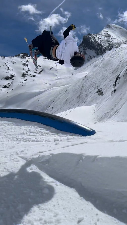 @snowshepherdgloves 🐐 // @shyhim_ @atomicski @kitzsteinhornsnowpark @oakleyskiing @lineskis @beyondmedals @capeeshsupply #skiing #ski #freestyleskiing #parkskiing #hesh