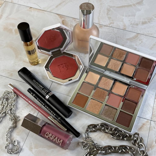 Already missing the long weekend and it’s only Tuesday 😮‍💨

I didn’t get a chance to play with much makeup over the weekend as I spent most of my time relaxing and snoozing - and eating, of course. But here are a few faves for a flawless look:

@fentybeauty Killawatt Foil in Ruby Richez
@fentybeauty Pencil Lip Liner in Trace’d Out
@fentybeauty Gloss Bomb Cream in Mauve Wives
@hauslabs Triclone Foundation 
@dedcool Mochi Milk Fragrance
@lorealparis Telescopic Lift Mascara
@lorealparis Haute Couleur Crayon in Noir Silk
@makeupbymario Ethereal Eyes Palette

Spot any faves? What did you get up to on the long weekend? ✨
.
.
.
@sephoraaus @meccabeauty #sephoraaus #meccabeauty #discoverunder20k #makeupcollection #makeupflatlay