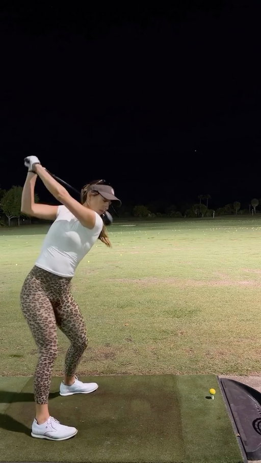 Right from gym to the night range 🌑 

Irons & 3 wood: @takomogolf 

#golf #golfer
