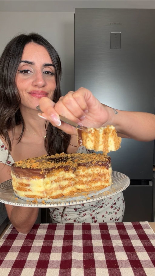 Tarta de la abuela ❤️

Un clásico que nunca falla 😍

🗒️ INGREDIENTES:
Natillas:
-1 litro de leche entera
-1 ramita de canela
-Piel de media naranja y medio limón 
-6 yemas de huevo
-120g de azúcar 
-60g de maizena
Cobertura:
-200g de chocolate 
-200ml de nata liquida para montar
Tarta:
-Galletas y leche para mojar

#recetascaseras #tartadelaabuela #postre #natillas #chocolatee