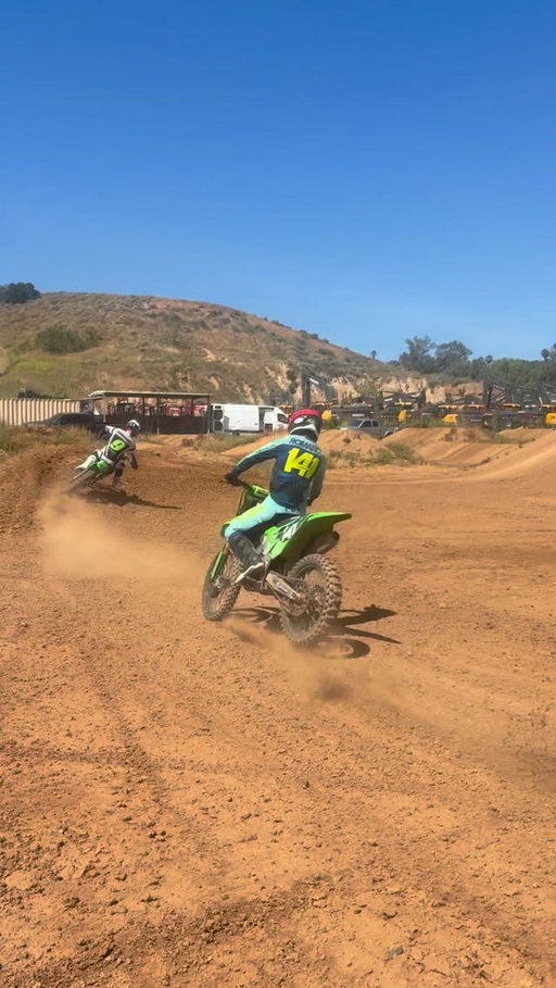 Super fun day spinning some laps with @nickromano141! Haven’t done a race length moto in a couple years, but felt good to get it in. Hitting the carbs hard tonight. 😤

@racekawasaki @alpinestarsmx @skda.moto