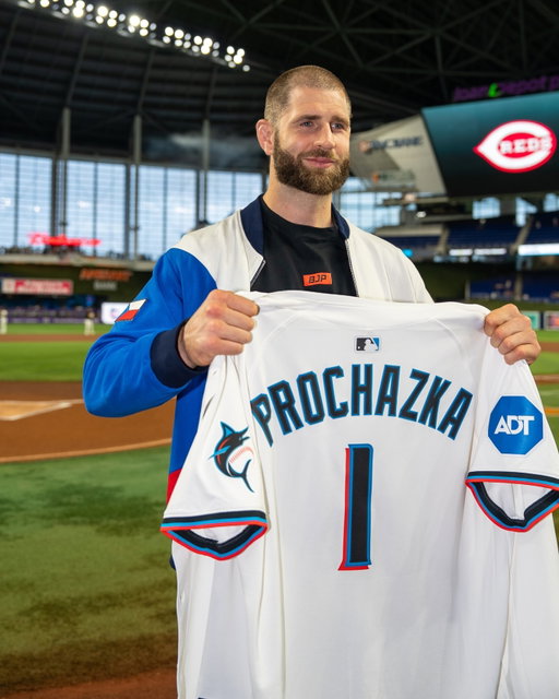 Throwing out the first pitch during fight week ⚾️

@JirkaProchazka had to catch some @Marlins baseball ahead of #UFC327!