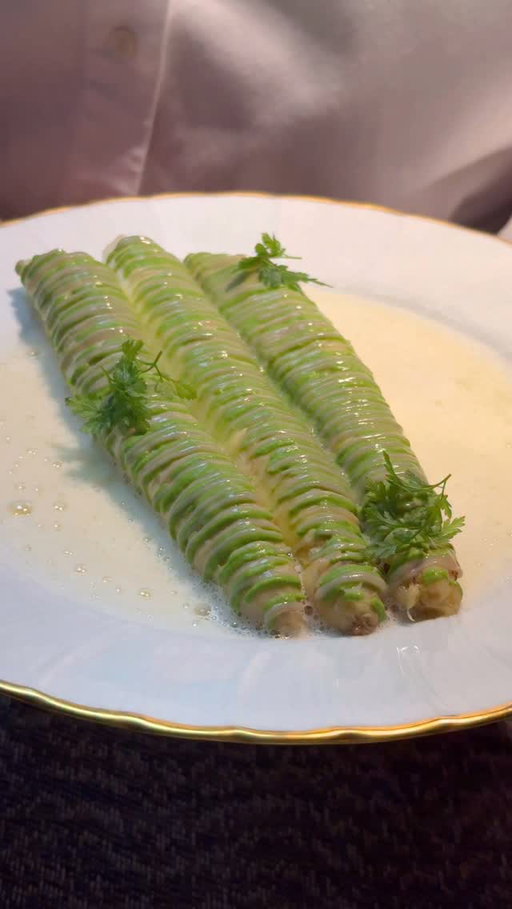 8:08pm at the pass 🍀 Asperges des Landes cooked à la minute, anchovy & garlic purée, pea & mint purée, vin jaune beurre blanc. Best ingredients in peak season what more do you want? 

#onlythebestforourguests