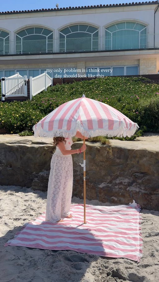 spring in san diego calls for a beach day 🏝️ with the new @outshinesnacks Black Cherry fruit bars 🍒 perfectly sweet, refreshing and delicious

I love these because they’re made with real fruit juice and no artificial colors or flavors

#Outshinepartner #sandiego #lifeinsandiego