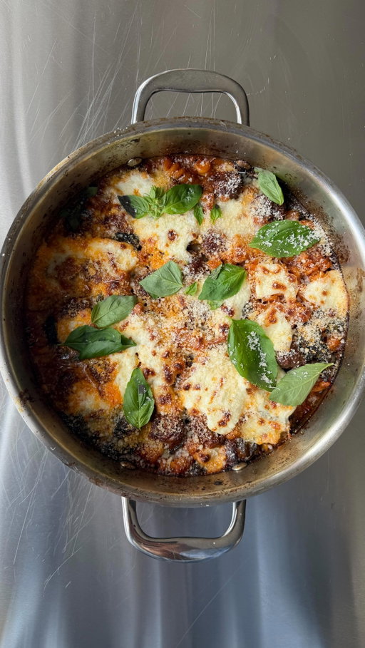 AD I @waitrose really said ‘midweek dinners can be chef-worthy too’. This spicy meatball pasta bake is one of those recipes that tastes WAY more impressive than the effort involved. A few smart shortcuts like that banging @ottolenghi_restaurants kalamata olive & harissa sauce, proper good pasta and parmesan from their No.1 range and suddenly you’ve got yourself something very restaurant worthy. Comforting, a little spicy, properly cheesy and best of all…no queue required. Full recipe on the Waitrose website if you fancy making it yourself. 

#HomeOfFoodLovers