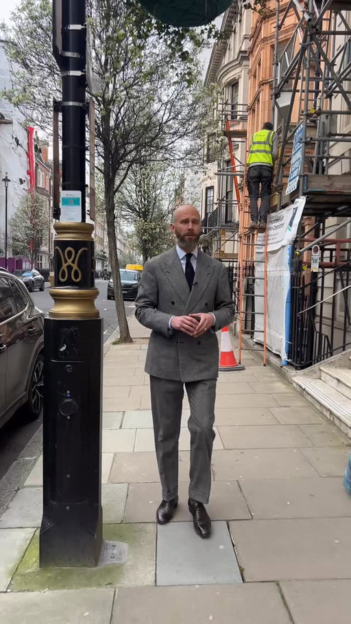 Walking through Marylebone in a suit and tie 
Talking about ice-blue shirts, which are mentioned on today’s PermanentStyle.com article

Wearing:
- Fox glen-check flannel suit made by Sartoria Assisi
- Ice-blue shirt from D’Avino
- Navy grenadine tie from Drake’s
- Dark-brown calf oxfords from Yoehi Fukuda