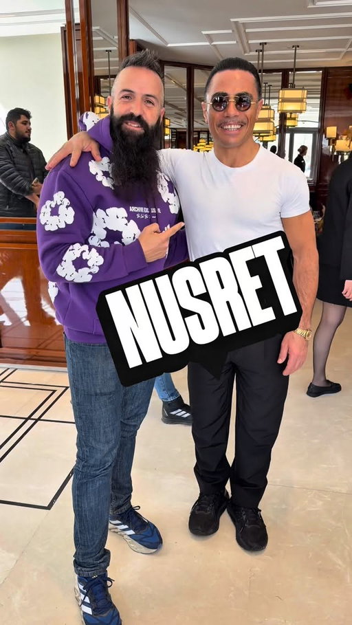 Hay quien dice que @nusr_et ya no es lo que era, o que sus locales están vacíos y que se le acabó el hype. Pero os voy a decir una cosa. 50 millones de seguidores no se consiguen solo con suerte…

He vuelto a coincidir con #saltbae en su nuevo local en Uchisar (Turquía) y este tío es una estrella porque es un currante y está al pie del cañón todo el tiempo, cortando la carne para sus clientes y buscando y abriendo nuevos restaurantes. 

Como buen amante de la carne, sigo siendo un gran admirador. Es mi cuarta experiencia con él y siempre es tan amable y atento. 

Y mirad el precio de la comida al final del video ¿qué opináis?