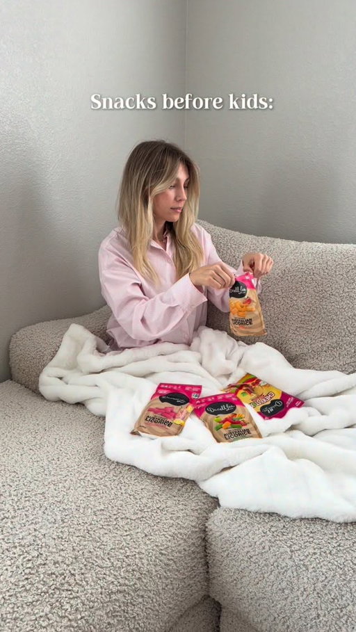 Do you hide your snacks from your kids?! 😅 Tell me your best hiding spots. 😂👇 I just wanted a snack in peace. 😭 This Soft Australian Licorice from Darrell Lea is vegetarian-friendly, non-GMO, palm oil free and comes in so many delicious flavors. 💛 Link in my bio 🍬 

#DLMakesItBetter #PalmOilFree #darrellleausa