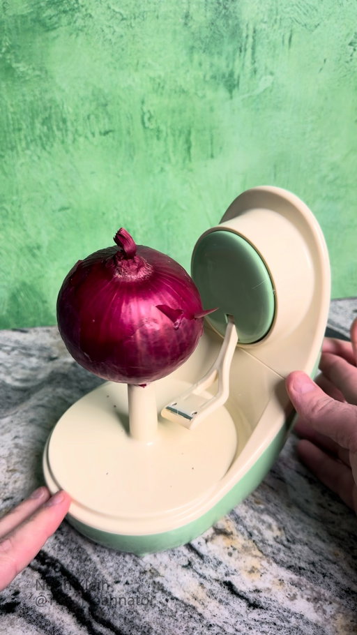 Simple way to peel an onion #lifehack #diy #funny
