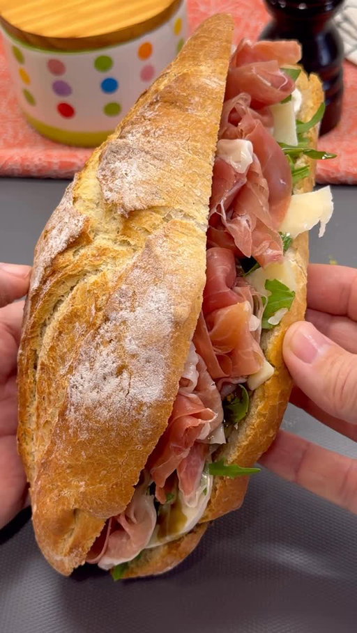 ¿Con qué bocata te quedas?😋🥖
Cuando no apetece liarse en la cocina, un buen bocadillo es una gran solución. Un pan rústico de horno de leña acompañado de ingredientes de calidad para un bocado crujiente con todo el sabor. Apunta estos dos bocatas irresistibles para darte un gustazo en tiempo récord… ¡ya me contarás!
•
EL DE JAMÓN:
Pan rústico de leña
Aceite oliva virgen extra
Mozzarella fresca
Parmesano o Grana Padano
Rúcula
Ralladura de limón
Vinagre de módena
Jamón serrano
•
Abre el pan, echa un poquito de aceite de oliva virgen extra en la parte interior de las dos caras. Pon unas rodajas de mozzarella, unas lascas de parmesano, rúcula, ralladura de limón, un poquito de aceite de oliva virgen, un chorrito de vinagre de Módena y termina con unas finísimas lonchas de jamón serrano para terminar… se te rizan las pestañas!
•
EL DE MORTADELA:
Pan rústico de leña
Pesto verde (*)
Mortadela italiana
Burrata
Pimienta negra 
Aceite oliva virgen extra
Pistachos picados
•
PESTO VERDE:
50 grs. albahaca fresca
50 grs. queso parmesano
30 grs. piñones
1 diente ajo
80 ml. aceite oliva virgen extra
•
En primer lugar, prepara el pesto, simplemente mezclando los ingredientes señalados en una batidora o procesador de cocina. Abre el pan, extiende unas cucharadas del pesto recién hecho por una de sus caras interiores, coloca unas finísimas lonchas de mortadela italiana por encima, extiende la burrata sobre el embutido, pimienta negra molida, un chorrito de aceite de oliva virgen extra y termina con unos pistachos picados.