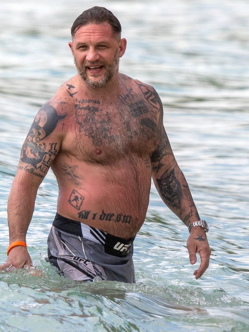 Tom Hardy and his wife Charlotte Riley enjoy a beach day together in Barbados. Tap this photo at the LINK IN BIO for a lot more photos.
#TomHardy 
Photos: @backgrid_usa
