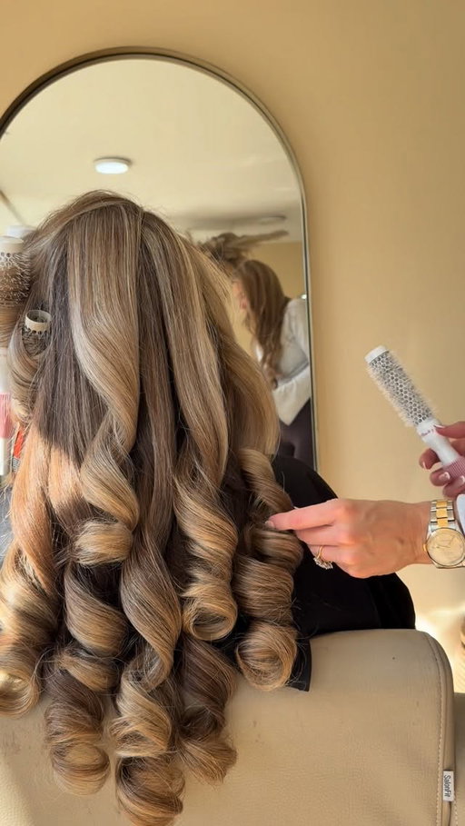 ✨ The Naomi cut ✨

One length through the back to maintain fullness on the ends & face shaping starts under the chin & flowing to the ends. 

 #haircut #hair #longhair