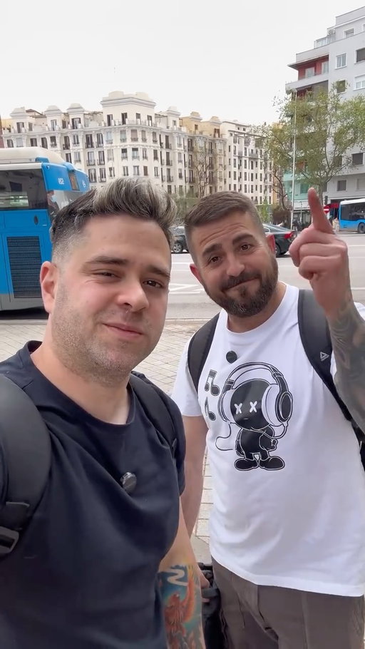 Hoy fui con @portuvieira y descubrimos algo que te deja pensando… en Madrid existen duchas públicas por solo 0,50€. 🚿
Un respiro para quienes están pasando momentos difíciles, pero también una opción real si estás de paso o lo necesitas.

A veces uno no valora lo básico hasta que lo ve de cerca…
Ahora dime tú 👇 ¿te atreverías a usarlas o no?

#madrid #españa #inmigrantes #historiasreales