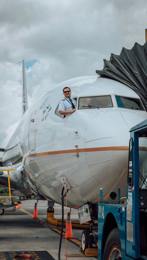 Así es un día real como piloto 👨🏻‍✈️✈️

Hoy empecé a la 1 AM e hice 4 vuelos en un solo día: Medellín – Bogotá – Medellín – Panamá – Medellín.

Así es muchas veces la vida en la aviación comercial: vuelos cortos, vuelos internacionales, turnarounds rápidos y cambios de país en pocas horas.

Y en días así hay algo que se vuelve clave: tener internet apenas aterrizas.

Porque sin conexión no puedes revisar meteorología, ver información del siguiente vuelo, validar rutas o avisar a la casa que todo está bien.

Yo uso Holafly Plans de @holafly_es , una suscripción con una sola eSIM internacional que funciona en más de 160 destinos.

La instalas una vez y te olvidas de estar cambiando de eSIM cada vez que pasas de un país a otro.

Lo uso tanto fuera como dentro de Colombia, y me ha funcionado perfecto… incluso para compartir datos con mi computador cuando lo necesito.

Si viajas frecuentemente entre países o trabajas en aviación, esto te simplifica muchísimo la vida.

Si viajas seguido, puedes probarlo con mi código CAMILORATE y tienes 10% de descuento en los planes.

¿Qué más quisieras saber de la vida de un piloto o de la aviación? Te leo en los comentarios.

#aviacion
#vidadepiloto
#pilotodeavion
#vuelosinternacionales
#esim