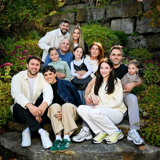 Family portrait… Just good vibes and makes me smile.
📸 @pbl_photo