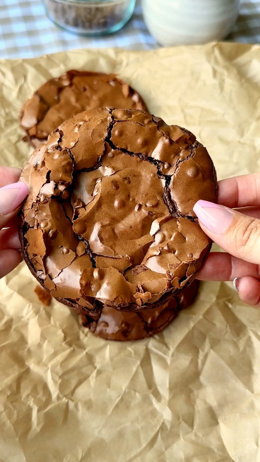 choco brownie cookies ~ 

this recipe only needs 6 key ingredients for a deliciously chewy and fudgy cookie 🍪 

for everyone asking, the app link for Osta is in my bio, or search “Osta Recipes” in the app store or google play store!! 

comment “brownie cookie” for a direct link to the recipe! 

ingredients
-350 g powdered sugar
-65 g cocoa powder (about 10 tablespoons; using a scale is best since cocoa powders vary in weight)
-1/2 tsp salt
-3 egg whites (about 1/2 cup liquid egg whites)
-1/2 cup semi-sweet chocolate chips (optional but recommended)
-1 tsp instant coffee
-1 tsp vanilla bean paste (optional, but recommended)

instructions:
preheat oven to 350°f (175°c). line a baking sheet with parchment paper and lightly butter it to prevent sticking.

in a large bowl, combine powdered sugar, cocoa powder, salt, egg whites, instant coffee, and vanilla bean paste. stir until a thick, glossy batter forms.

fold in the chocolate chips, if using. if your dough is super runny, refrigerate for 30-60 mins before baking! 
scoop 2–3 tablespoons of batter per cookie onto the prepared baking sheet. leave 4–5 inches between each cookie, as they spread quite a bit. four cookies per sheet will prevent spreading into each other, but you can fit six if you don’t mind some overlap.

place the baking sheet on the middle rack of the oven.
bake for 8–10 minutes, or until the tops begin to crack.
-8 minutes = very fudgy centers
-closer to 10 minutes = less fudgy
-ovens vary, so bake in 1-minute increments if needed. do not exceed 10 minutes.

immediately after baking, use a round bowl to gently swirl around each cookie to shape and round them. this helps “fluff” the edges, which can look flat straight from the oven.

remove cookies from the baking sheet right after shaping so they don’t continue cooking on the hot tray. transfer to a cooling rack and let cool completely before eating.

enjoy 🤎