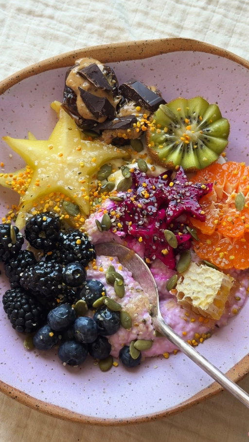 This time I made something a little sweeter.

A @siggisdairy yogurt bowl with a dragonfruit chia pudding, star fruit, kiwi, dates with cashew butter + flaxseed & dark chocolate, pink dragon fruit stars, oranges, berries, pumpkin seeds, honey comb & bee pollen. Drizzled with @goodhoneyofficial!

#healthyfood #goodskin #seasonalingredients #wholefoods #healthyingredients