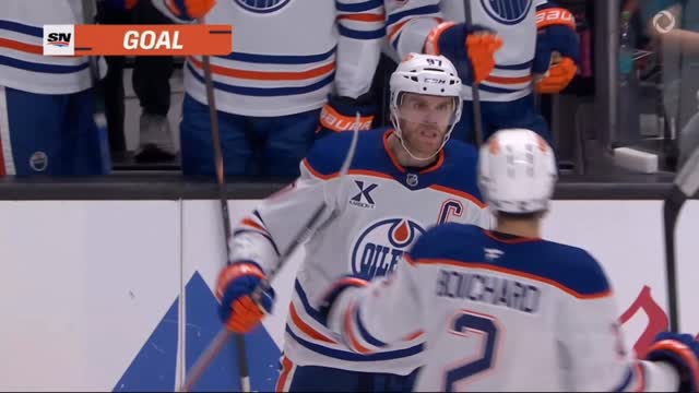 Connor McDavid = Good at playing the sport of hockey 👍 🏒  4-2 Oilers! 

🎥 - @Sportsnet