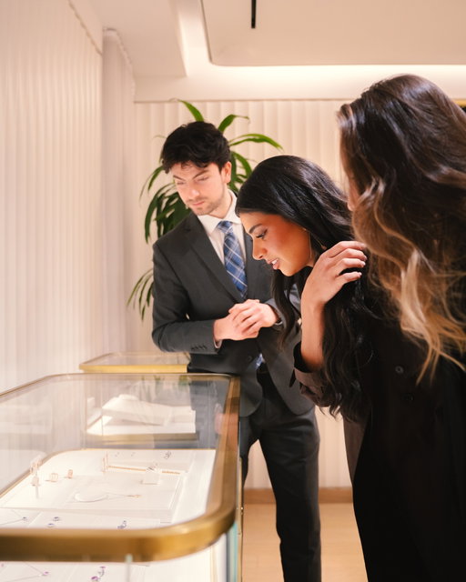 Un détail qui attire le regard, qui se porte comme un geste de style - précis, assumé, personnel.

.

A detail that draws the eye, worn as a gesture of style - precise, confident, personal.