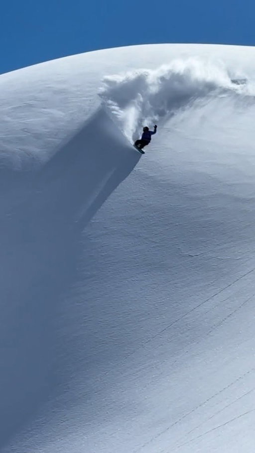 @brockcrouch surfin’ the 🏔️👌

@burtonsnowboards