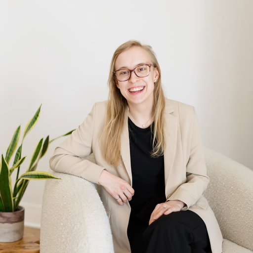 New headshots! What do we think?! I wasn't thinking I needed headshots per se, but I have to say it feels really good to update my profile picture everywhere! 

Thanks @someshellyphotography 🫶