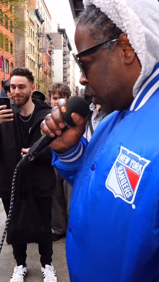 I was posted up in SoHo when I noticed this dude @nexushops itching for the mic. Right as I was about I start, I heard some beatboxing behind me.. Apparently this world-class beatboxer @alexsanchezcreates had been running around the city trying to find me. So I had him lay down the start of the beat and then let Nexus rip it 🙌🔥 As if that wasn’t enough, we also had a guitarist and vocalist roll up and bring the jam to a whole other level @londonboon @carly.neville