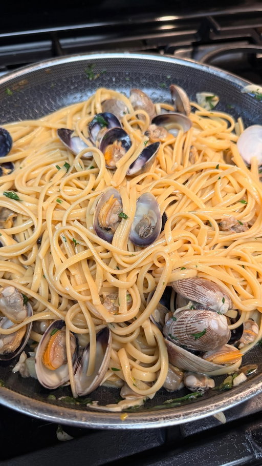 Cooking for my 99 year old Nonno Biagio and making one of favorite dishes linguine alle vongole!!! 

The recipe I made for him was a super simple version of the usual recipe I make for this dish. Comment “PASTA” or “RECIPE” and I’ll send you the link! 

https://alessandraciuffo.com/spaghetti-alle-vongole/