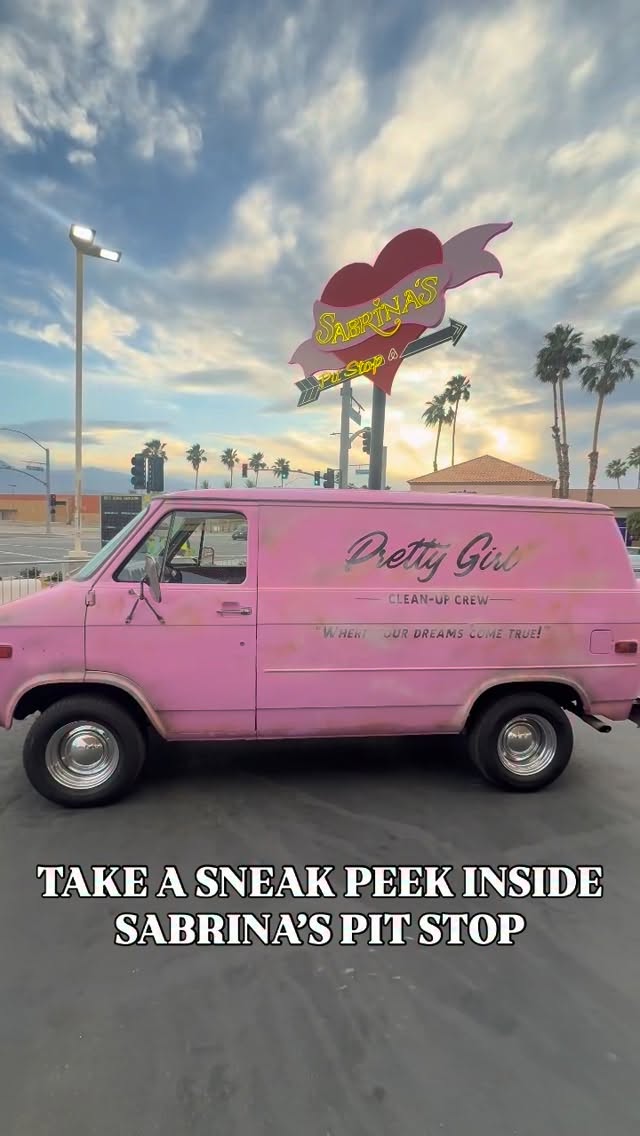 @sabrinacarpenter has teamed up with @airbnb for the ‘Sabrina’s Pit Stop’ experience in Indio! 🌵🎡🌴 The pop up will run all weekend (Fri-Sun) and includes exclusive merch, photo ops, free slushies and a chance to win $2,500 in Airbnb credit! 💋 It’s located at 📍 82338 CA-111, Indio, California 92201

📸: @ronniehiii