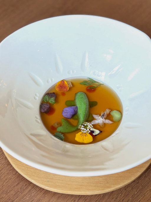Il y a des lieux où le temps semble s’être arrêté, mais où l’assiette, elle, court vers l’avenir. Sur les bords de l’Erdre, aux portes de Nantes, @lemanoirdelaregate⭐️ impose son élégance tranquille.
Ici, l’histoire est une affaire de famille, mais surtout de transmission réussie. Si Loïc Pérou a tracé le sillon, ce sont aujourd’hui ses enfants, @mathieuperou et @annecharlotteperou , qui tiennent la barre avec une complicité totale. Aujourd’hui, Anne-Charlotte dirige le service et Mathieu les cuisines.
En 2025, le Manoir de la Régate a entamé une mue spectaculaire. Ici, c’est l’âme d’une famille et la force de la nature qui mènent la danse.
Sous l’impulsion de l’architecte d’intérieur @aymeric.masson et de plusieurs artisans nantais, les intérieurs ont été entièrement redessinés. Ces importants travaux marquent une nouvelle étape pour la maison familiale.
Mathieu Pérou confirme son statut de chef visionnaire. Sa cuisine est un hommage vibrant à l’Erdre et au terroir nantais, mais passée au filtre d’une créativité débordante.
Le Visuel : Chaque assiette est un tableau. Les compositions sont graphiques, jouant sur les textures et les couleurs naturelles, avec toujours un dressage minutieux et un brin de poésie.
Le Goût : c’est ici que la magie opère vraiment. Ce n’est pas seulement « beau et instagrammable » c’est magnifique en goût. Les bouillons sont profonds, les herbes sauvages apportent des pointes d’acidité inattendues et les cuissons (notamment des poissons de rivière) sont d’une précision chirurgicale 🤩.
Vous l’aurez compris, ce dîner était une véritable immersion sensorielle. Exigent et passionné, Mathieu Pérou porte haut en estime son terroir et propose une cuisine d’identité. Ce qui est impressionnant, au-delà de la technique époustouflante du Chef, c’est cette osmose absolue entre le produit brut - qu’il vienne de l’Erdre ou du potager - et une créativité sans limites. 🥰❤️

📍 @lemanoirdelaregate ⭐️
155 Rte de Gachet
44300 Nantes
Tél : 02 40 18 02 97

👨‍🍳 @mathieuperou ⭐️
🧑‍🍳 #pastry @laurie_hervault 

-
-
-