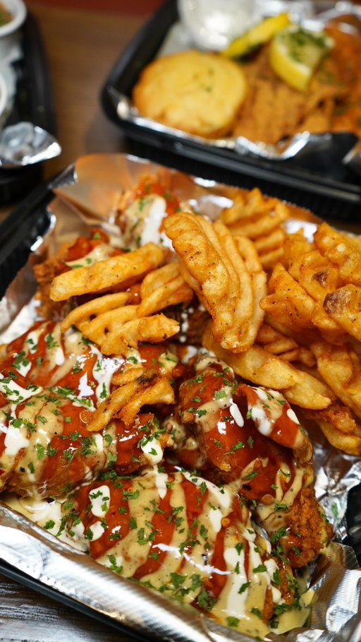 Caribbean Soul Food 🥘 

One of Boston’s original Influencers recently opened his own restaurant @everybodygotta_eat inside of the new Eastern Edge Food Hall. He’s serving flavorful plates: fried catfish, wings, mac & cheese, candied yams, collard greens and more. 

They’re conveniently located in Kendall Square just footsteps away from Kendall Station.

📍290 Main St. Cambridge, MA

#soulfood #cambridgema