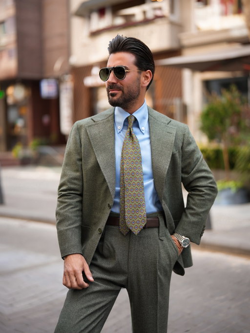 Not chasing trends, just perfecting the fit with a @kambespoke suit and shirt.
