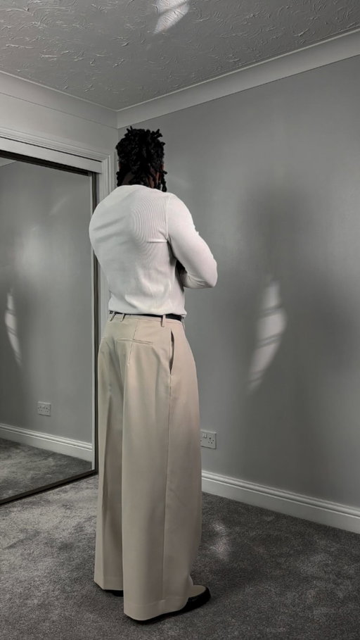 Ungatekeeping my most asked about pants 🙅🏾‍♂️

Can’t tell me I don’t put you on 😉

#wideleg #widelegpants #pleatedpants #ootd #zara