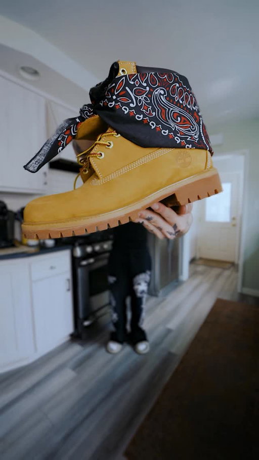 Quick grwm 🐦‍🔥
-
hat: @arkyve_ 
jacket: @goldenage.jp 
shorts : @ army surplus 
boots : @timberland