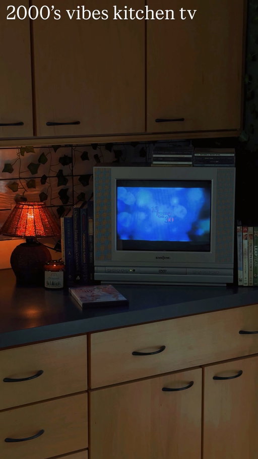 Does anyone else just immediately relate faux ivy with the 90’s/early 2000’s? 🍃✨ I know it was most popular in the 90’s, but I relate it to the early 2000’s a bit more for some reason (maybe decor trends were a bit delayed here?! I know fashion trends tend to lag behind here vs. the coasts, so it wouldn’t surprise me!) 😅

Decorating my kitchen CRT TV for fall and winter was easy mode, but I was struggling to figure out how to decorate it for spring and summer! After getting some faux autumn ivy for our bedroom and TV room, it hit me that green ivy would be so perfect for the kitchen TV vibe! I’d love to add some thin string lights to it too for extra whimsy, but the ivy added soooo much already! 🍃

I introduced Jacob to 13 Going on 30 a few nights ago (he loved it 😌) so it felt like the perfect time to finally get the setup updated!

#kitchentv #cozyvibes #cozyliving #cozyathome #cozyhomedecor crt tv, nostalgia, 2000’s, 1990’s, y2k, nostalgic home decor, romcom vibes