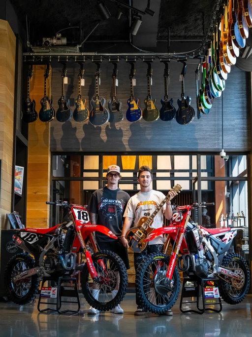 When in Nashville… 🎸

@gibsonguitar 
@officialgibsongarage 
@skda.moto 
@jettson18 
@hunterlawrence
