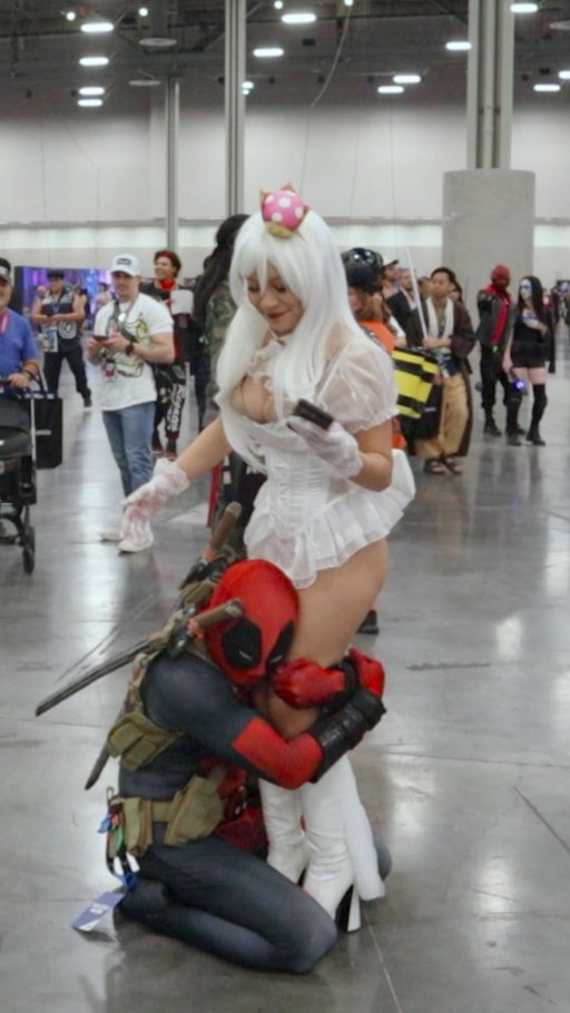 When he slides into your DMs but you leave him on read 😩

Booette is @angluvi 
#deadpool #marvel #princesspeach #booette #cosplay