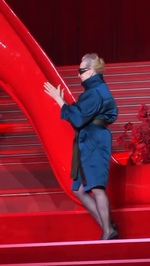 Meryl wearing Saint Laurent & Alexandre Birman heels styled by @micaela & Anne wearing Chinese emerging designer @susanfangofficial Fang @ the Shanghai premiere for Devil Wears Prada 2!