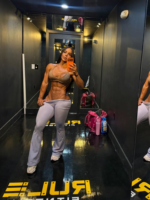 Years ago, I made history on that stage…
now I’m coming back for more.
4 weeks out New York Pro! 
@steveweinberger.bevsgym @nypro_

#lareina